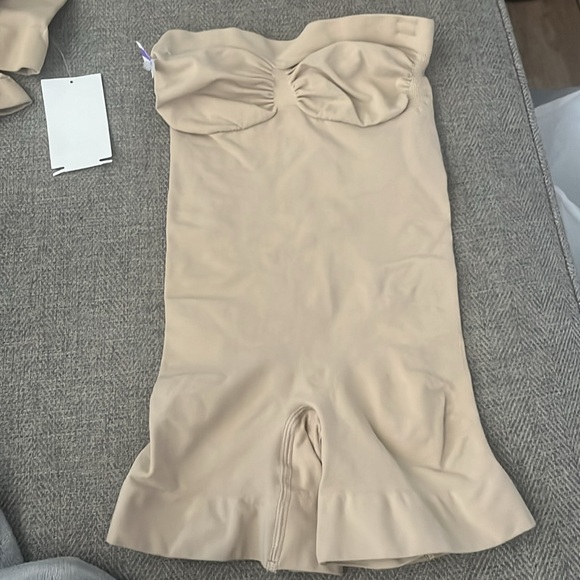 Skims strapless sculpting body shorts - Picture 3 of 5